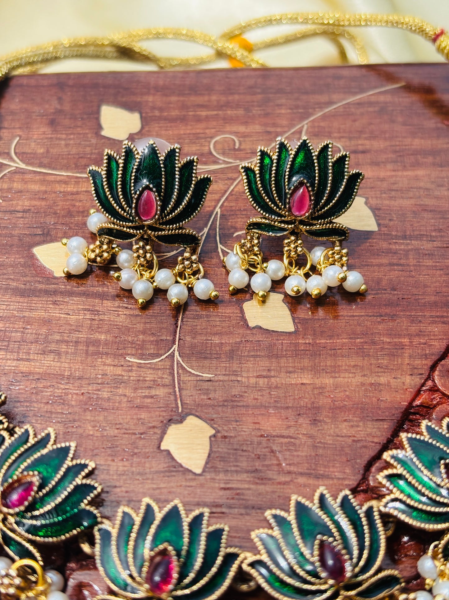 Green Lotus Choker