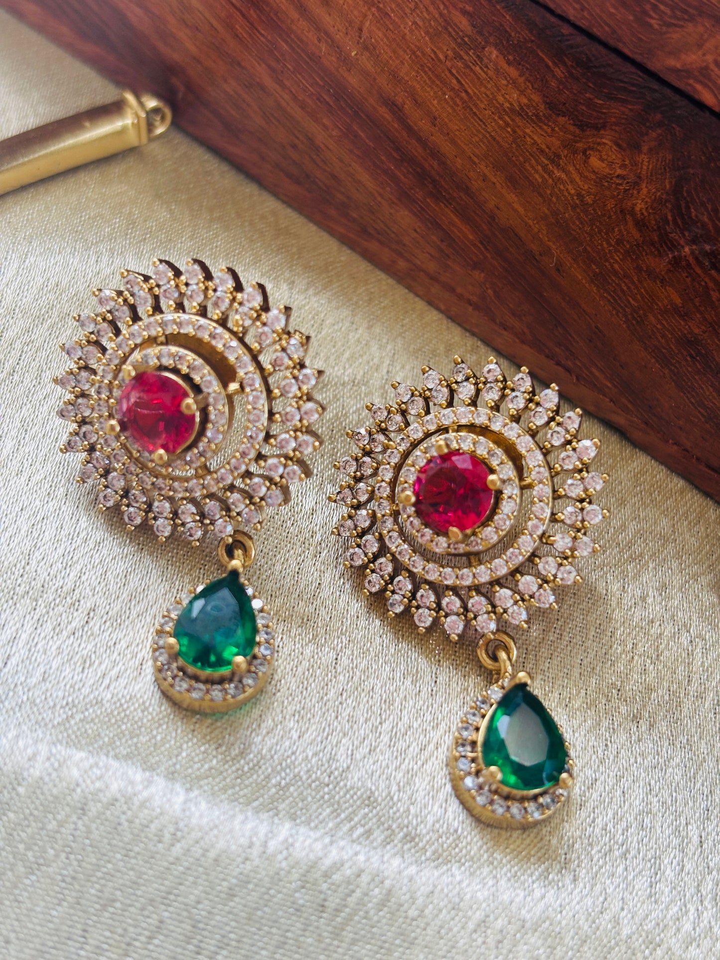 Ruby Emerald Hasli