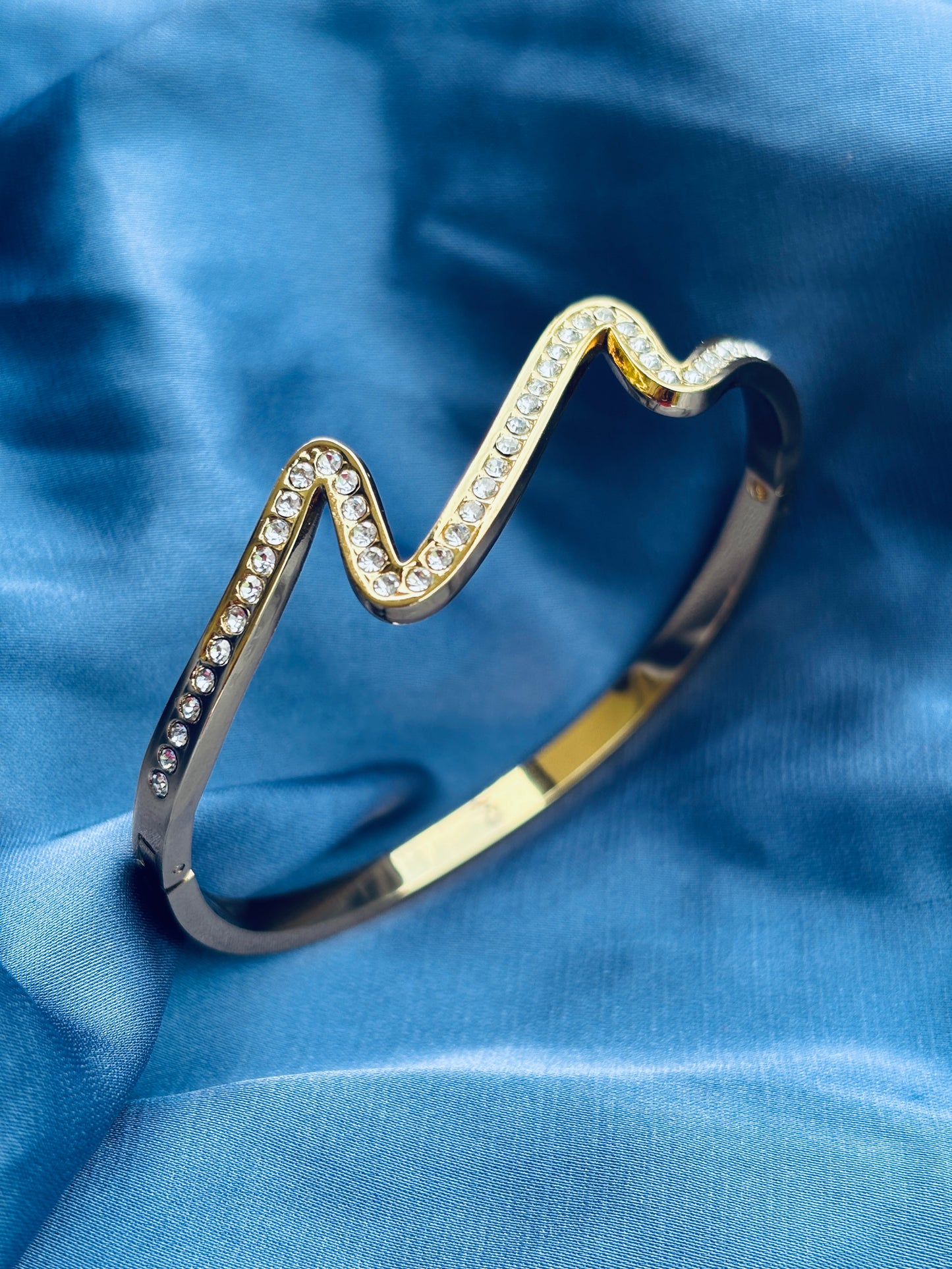 Wave Pavé Gold Bangle
