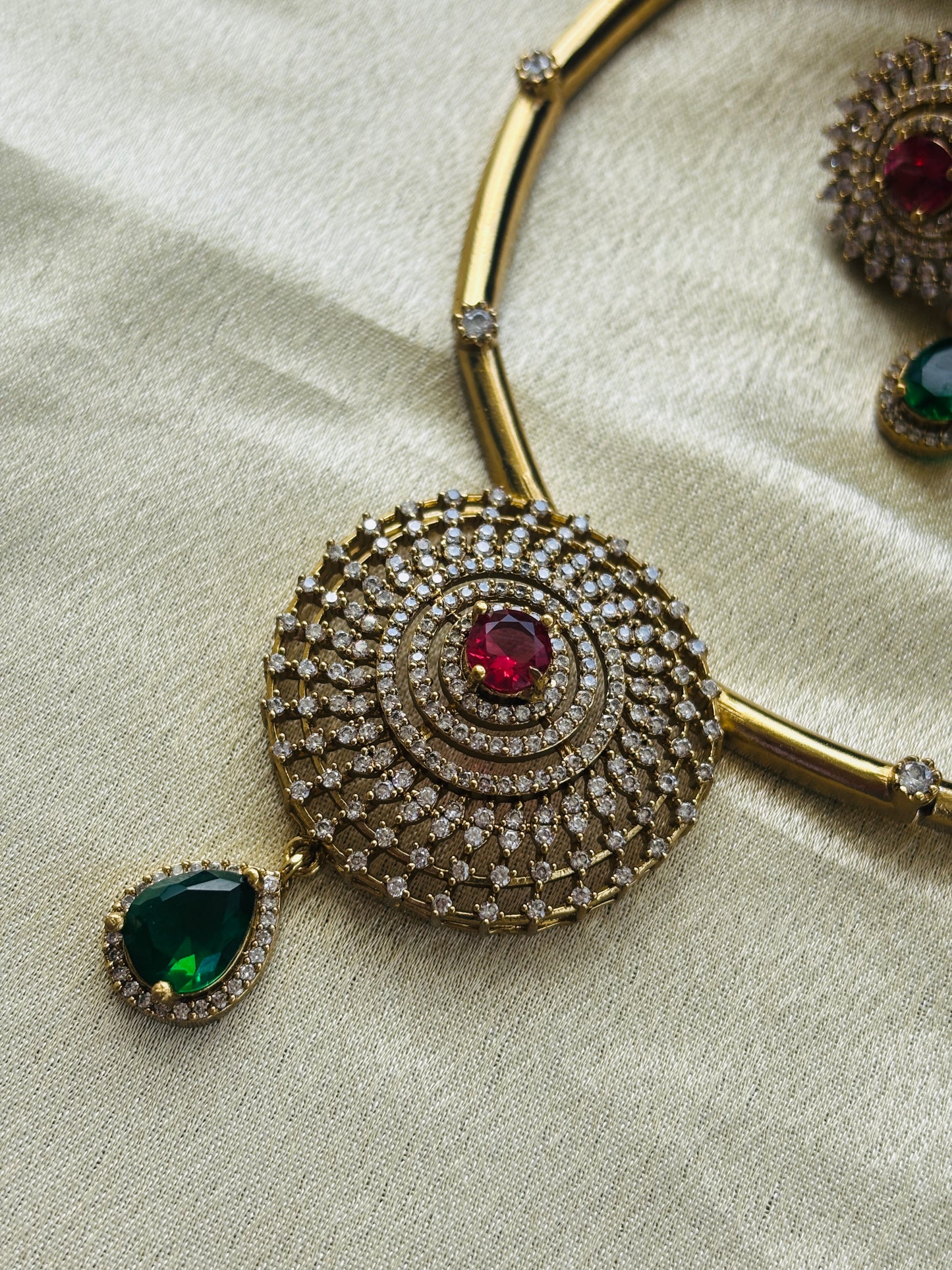 Ruby Emerald Hasli