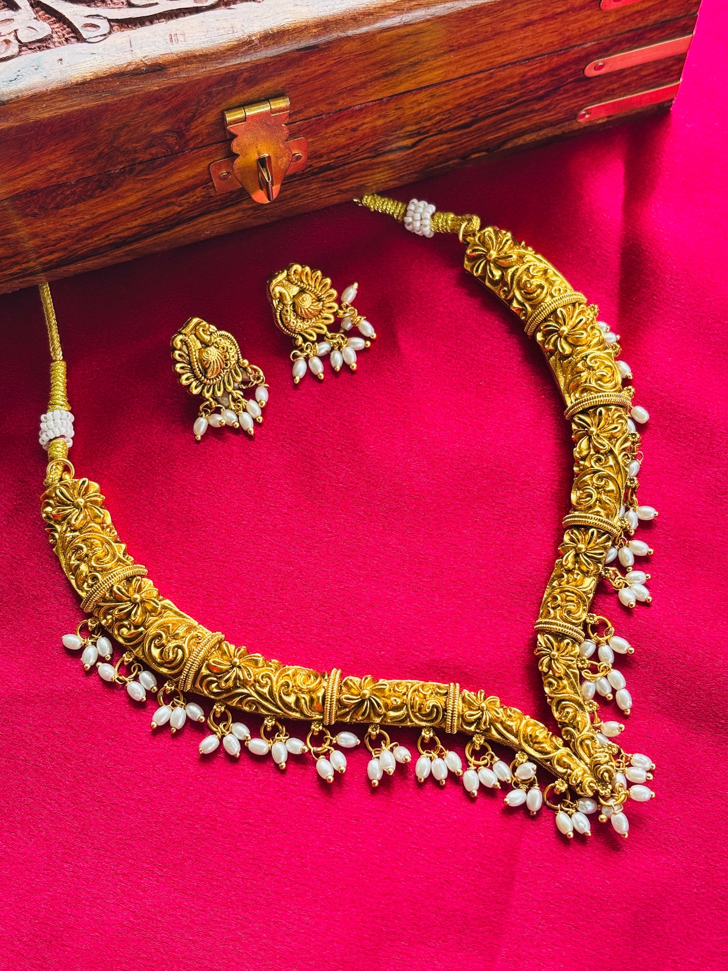 V Shaped Pearl Drops Hasli