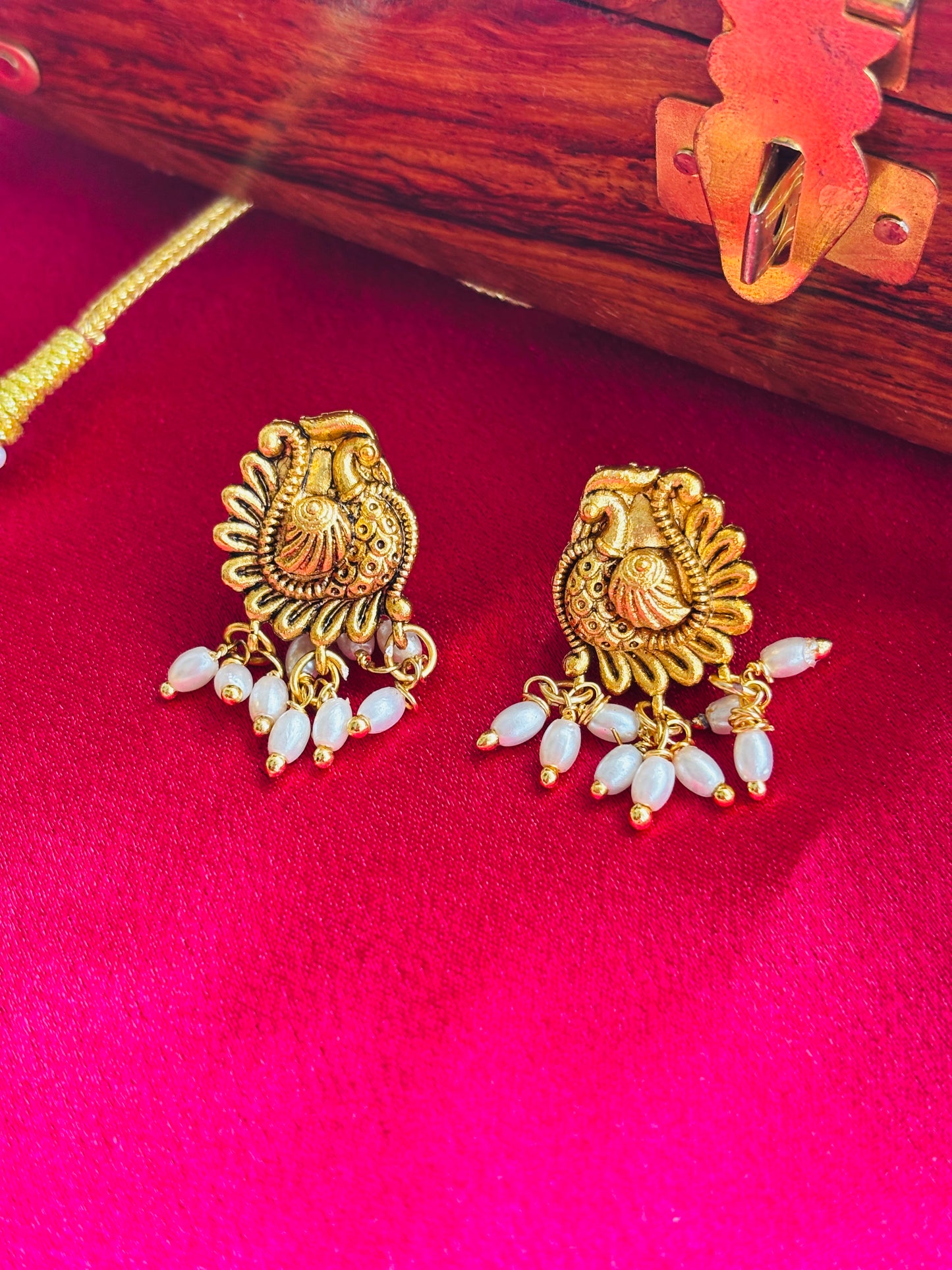 V Shaped Pearl Drops Hasli