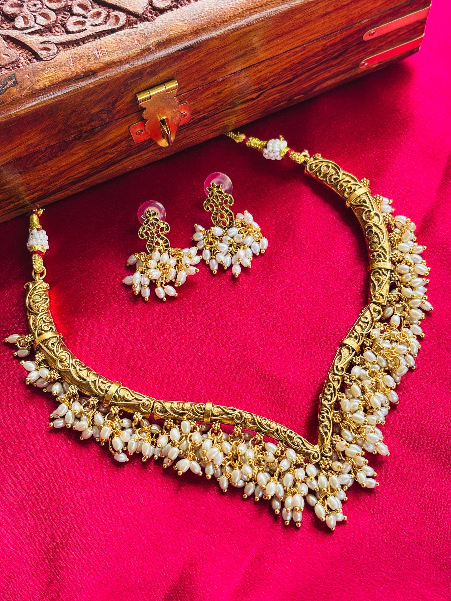 V-Shape Pearl Clusters Antique Gold Hasli