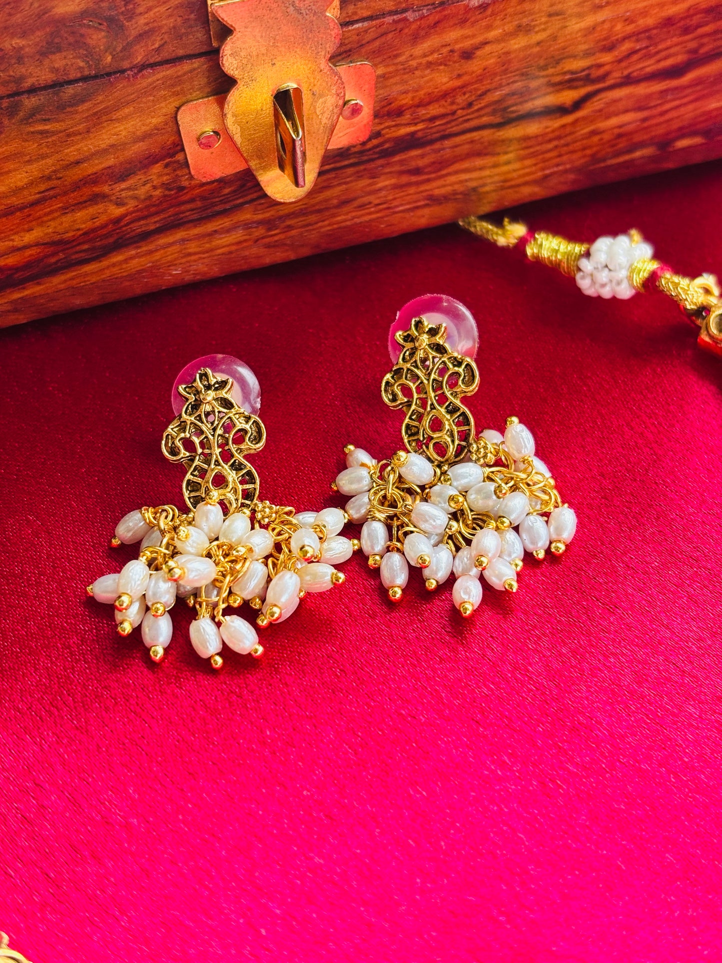 V-Shape Pearl Clusters Antique Gold Hasli