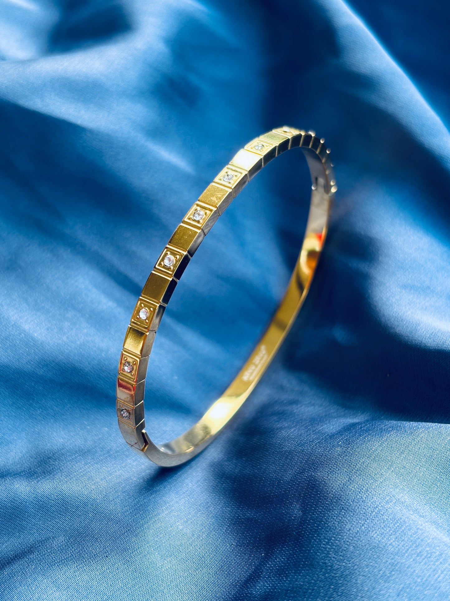 Square Link Solitaire Gold Bangle