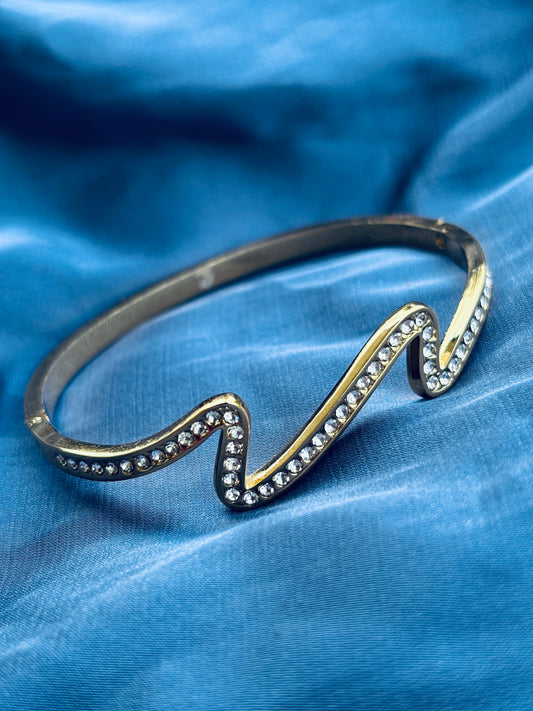 Wave Pavé Gold Bangle