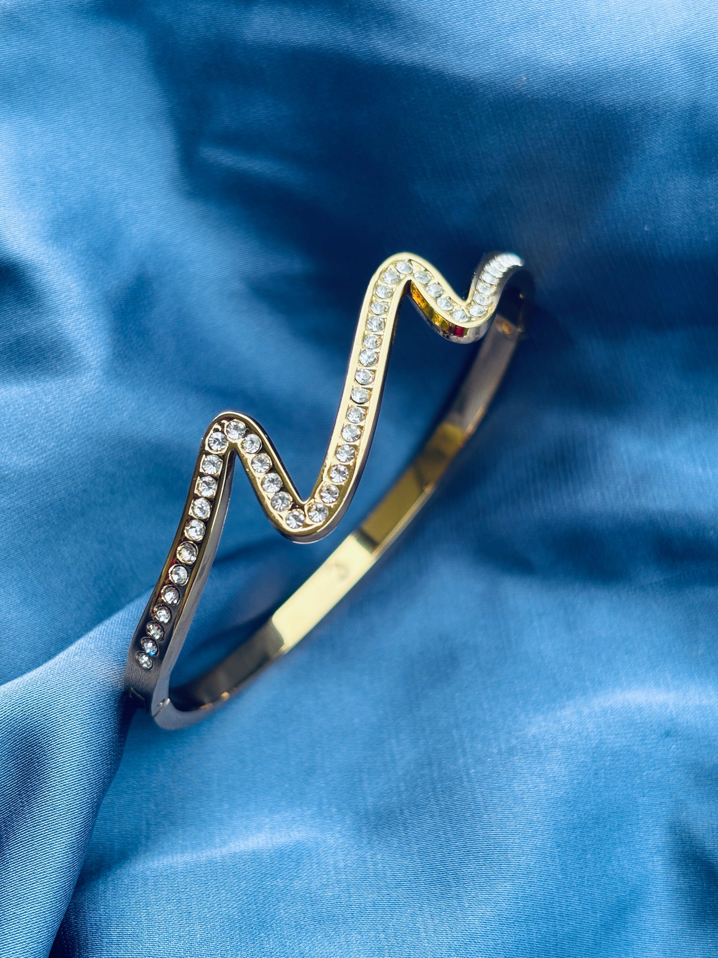 Wave Pavé Gold Bangle