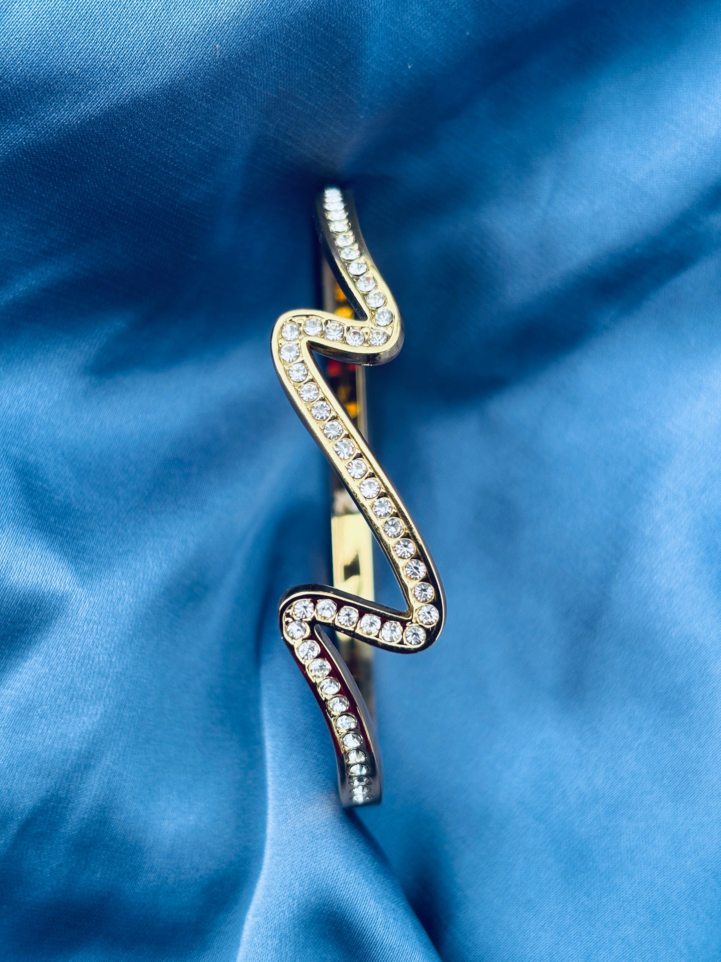 Wave Pavé Gold Bangle