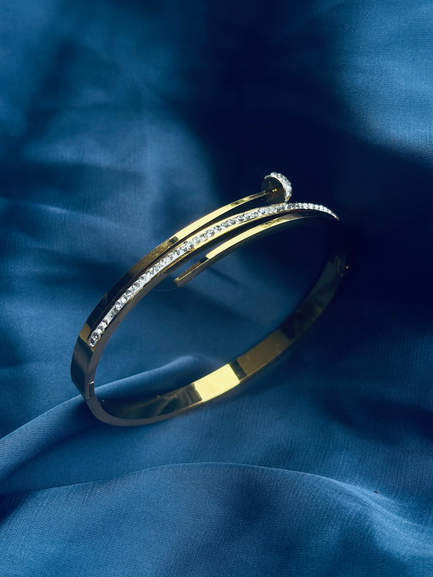 Nail Wrap Pavé Gold Bangle