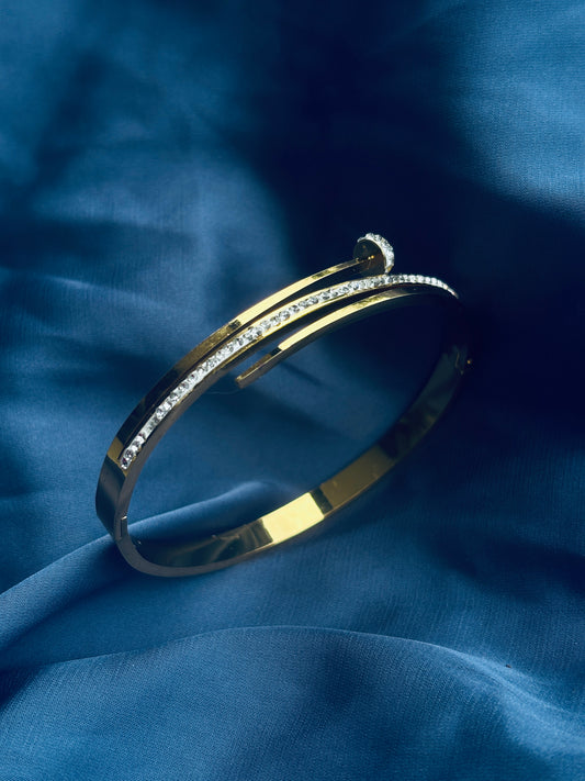 Nail Wrap Pavé Gold Bangle
