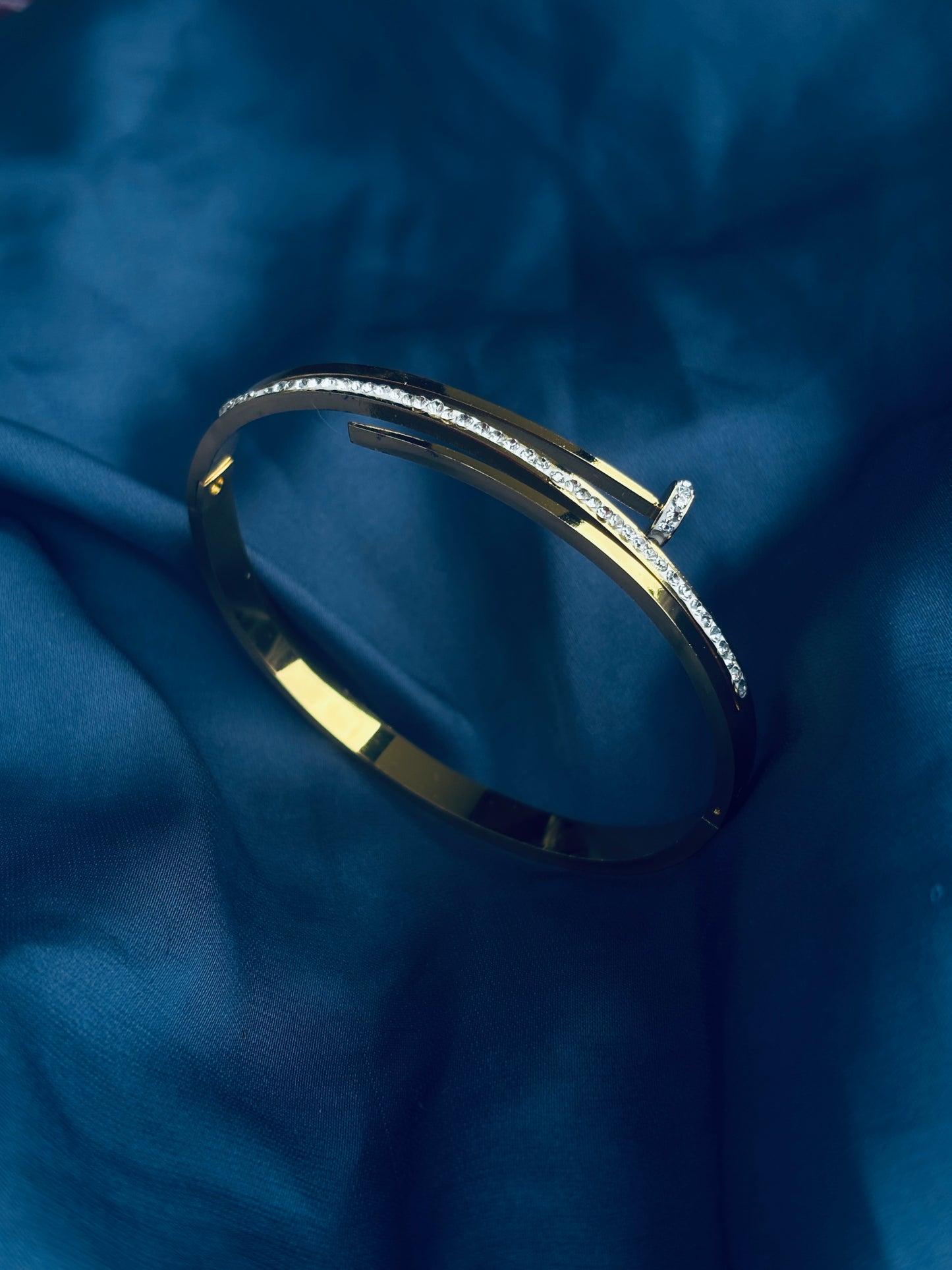 Nail Wrap Pavé Gold Bangle