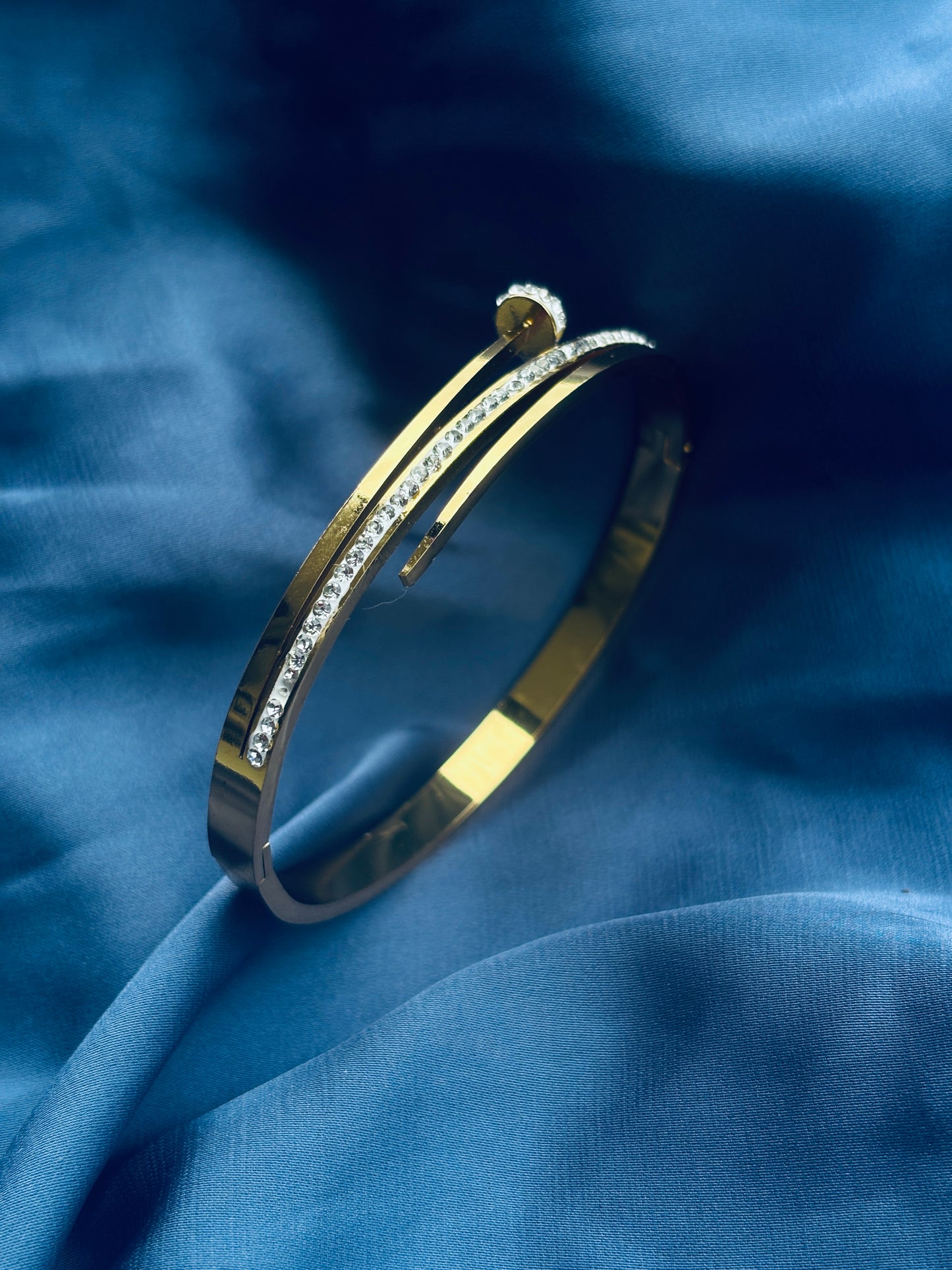 Nail Wrap Pavé Gold Bangle